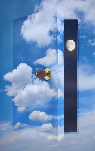 敞开大门，迎接多云的天空图片下载