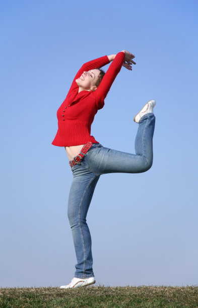 草地上的健身女孩图片下载