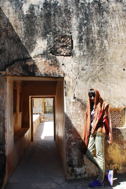 站在门边的女人，英迪亚图片下载