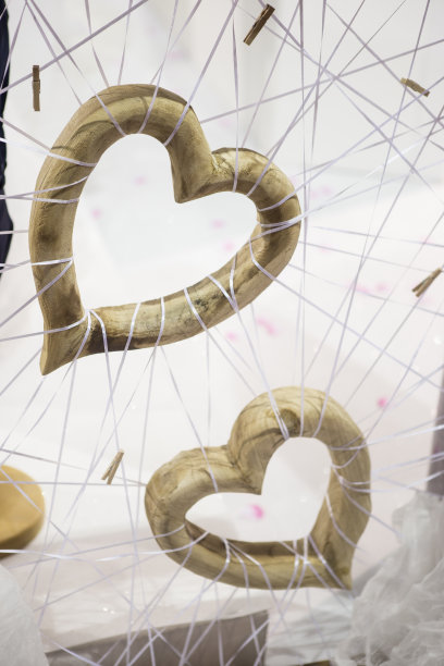 两个悬浮的心图片下载