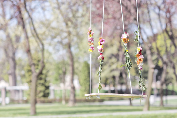 在一个春暖花开的夏日里，荡秋千图片下载