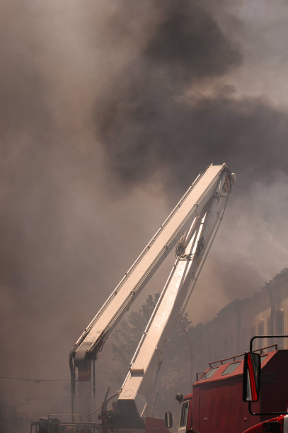 救火车在火灾中冒烟图片下载