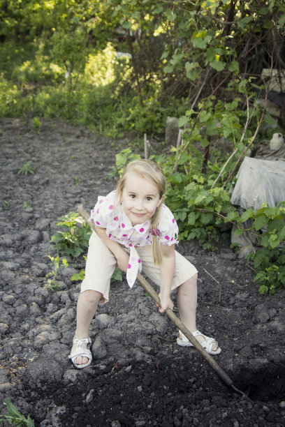 年轻女孩的园丁图片下载