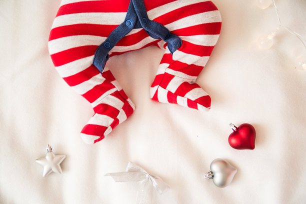 婴儿说谎的特写照片。圣诞节的概念图片下载