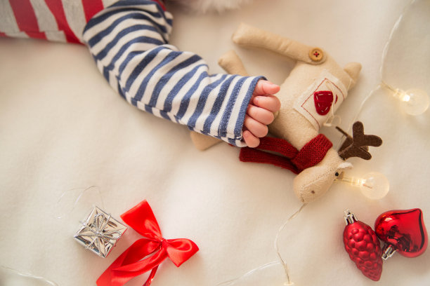 婴儿说谎的特写照片。圣诞节的概念图片下载