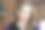 砖墙上一个长着雀斑的女孩的画像图片下载