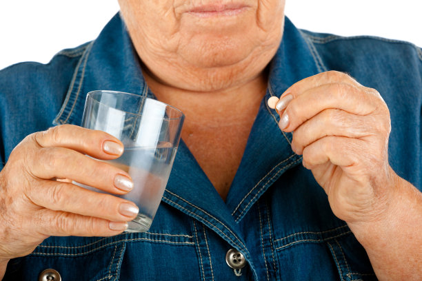 老年妇女服药图片下载