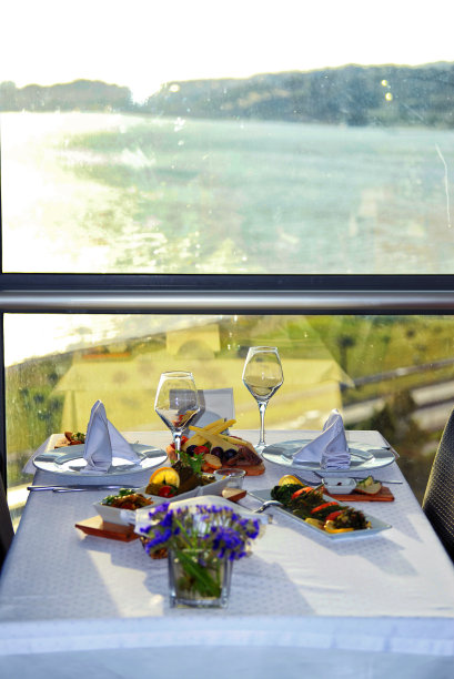 餐厅餐桌布置图片下载