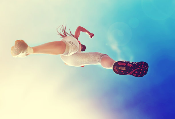 一个女人跑过水坑的低角度镜头图片下载