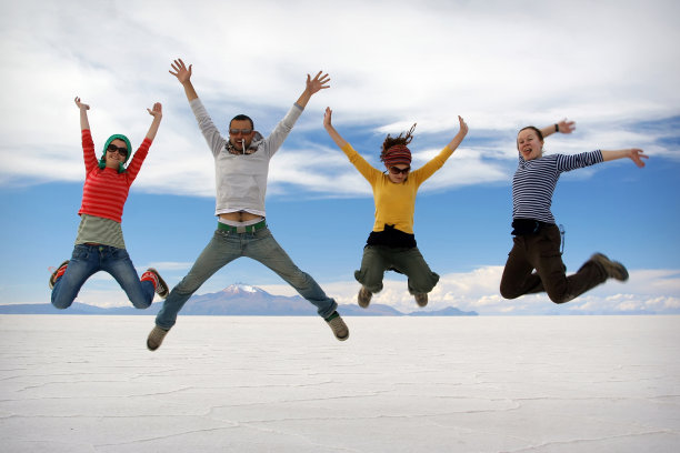 快乐的朋友在户外跳跃图片下载