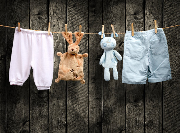 这个婴儿是男孩还是女孩?绳子上有衣服和玩具图片下载