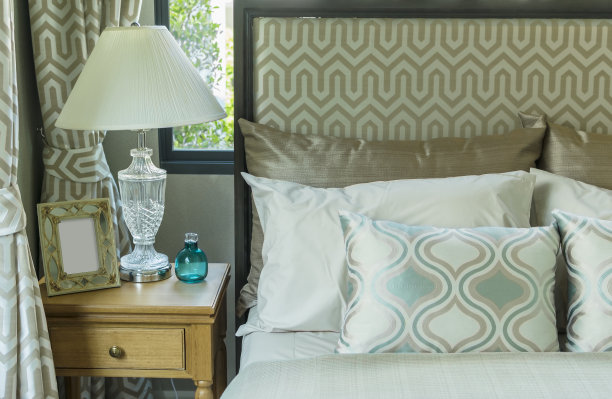 豪华卧室的概念与枕头和台灯图片下载