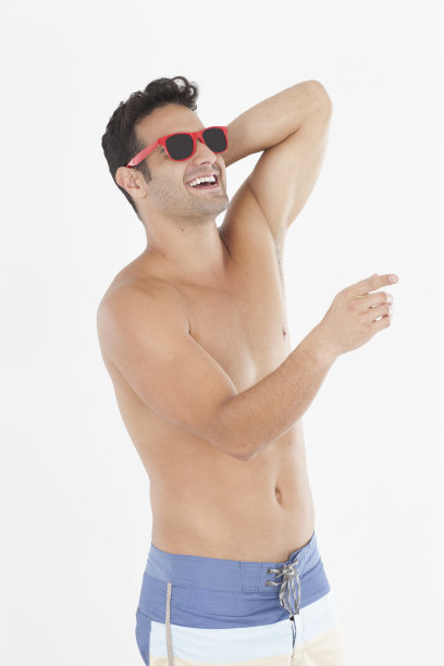 穿泳衣的男人指着图片下载
