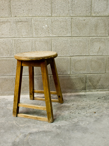 旧木凳水泥块地板脏图片下载