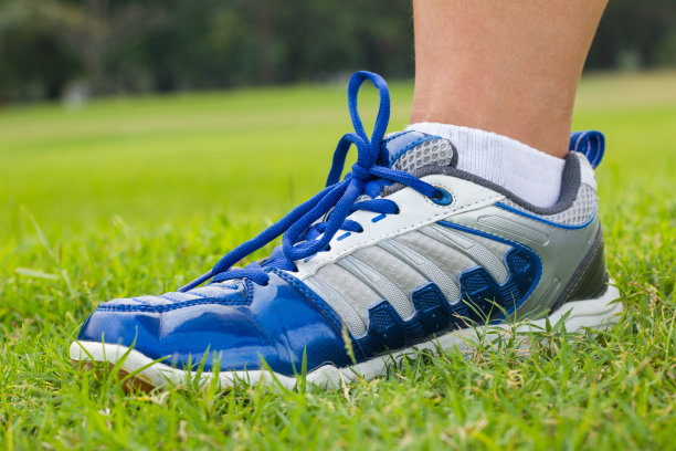 女性的腿在一条小路上慢跑的特写图片下载