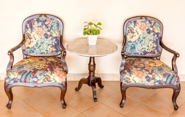 古董套椅子和桌子与花瓶装饰，内部图片下载