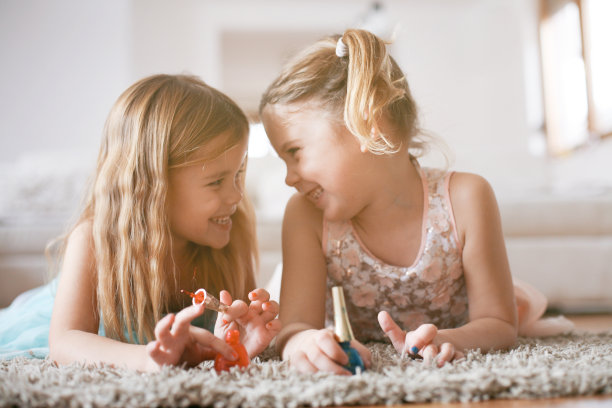 两个小女孩在家里涂指甲。图片下载