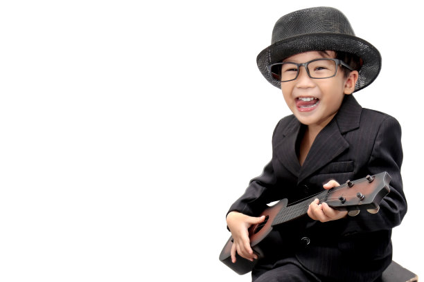 亚洲男孩弹吉他在孤立的白人背景图片下载