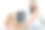 女孩在厨房里帮妈妈洗蔬菜图片下载