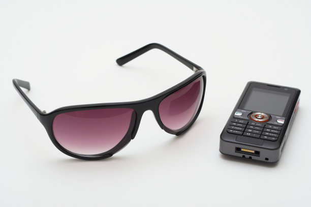 太阳镜和手机图片下载