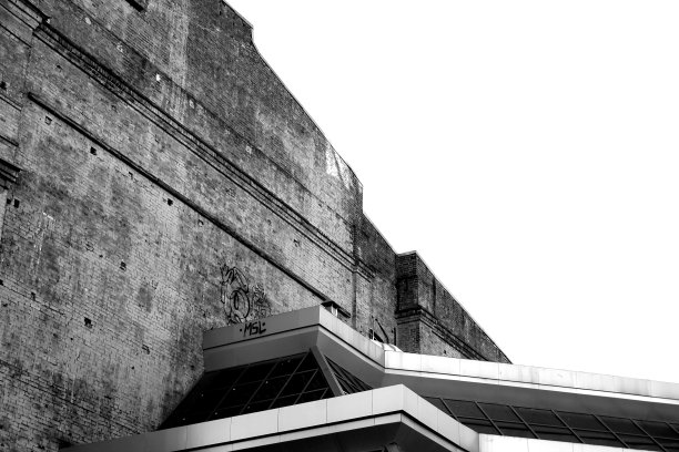 晴空下建筑物的低角度视图图片下载