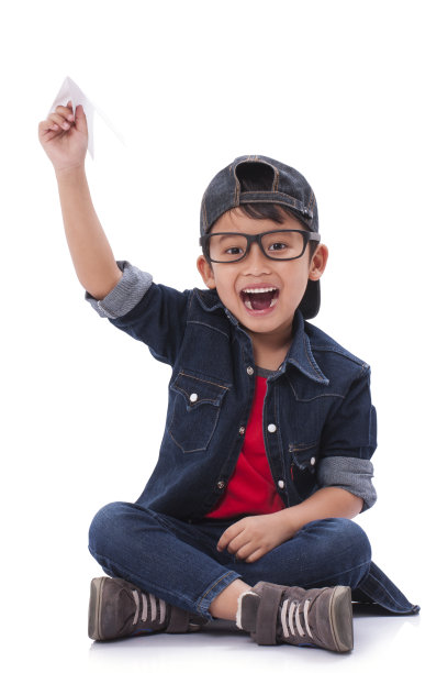 男孩在玩纸飞机图片下载