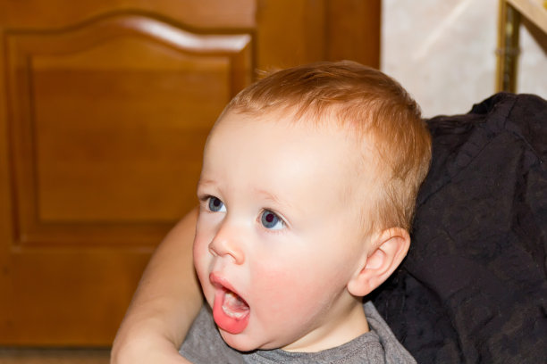 可爱的打哈欠宝宝1岁图片下载