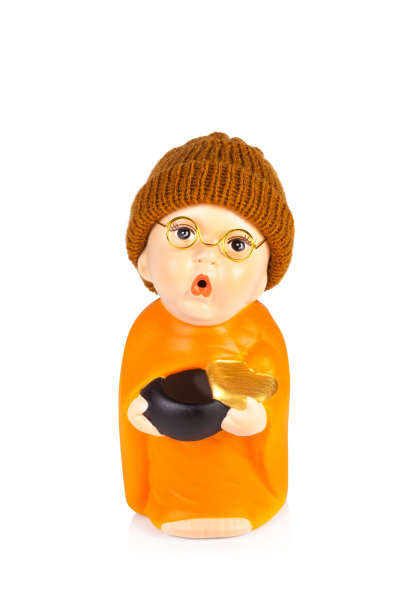 陶瓷和尚娃娃孤立在白色背景上图片下载