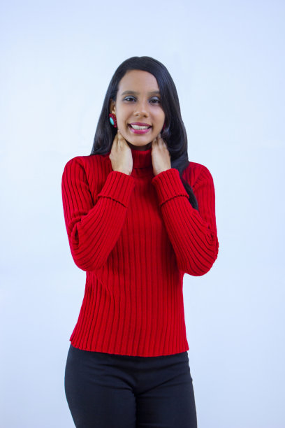 带着友好微笑和红色毛衣的年轻女人图片下载