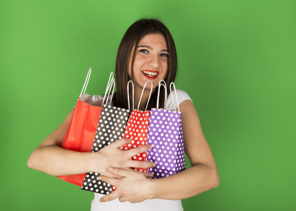 快乐的年轻女孩与斑点袋图片下载