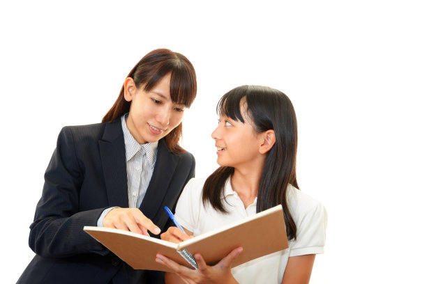 老师和女孩一起学习。图片下载