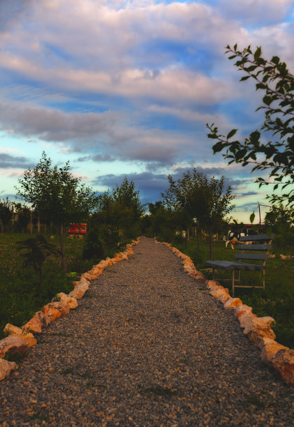 鹅卵石铺成的小巷，两边是大石头图片下载