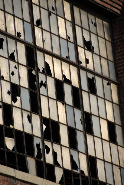 废弃工厂的破碎窗户图片下载