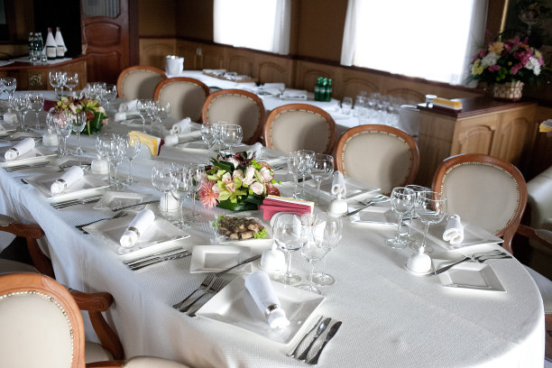 晚餐前的餐桌布置图片下载
