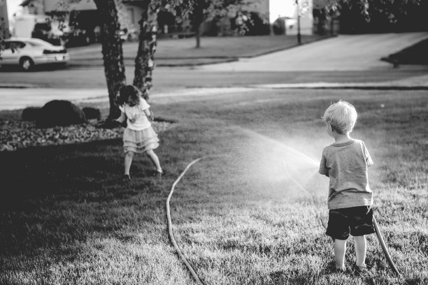 玩花园里的软管图片下载