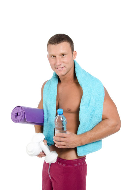 老式健身房，性感的运动员赤裸上身拿着哑铃。图片下载