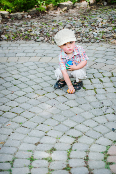 带彩色复活节彩蛋的小男孩图片下载