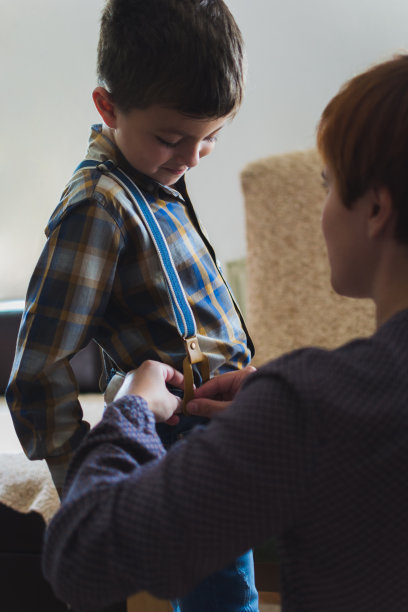 母亲给儿子穿衣服图片下载