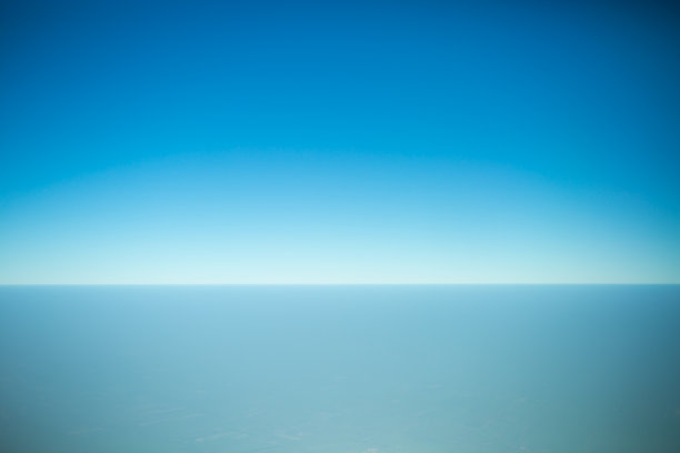 从飞机窗口看到的天际线。图片下载