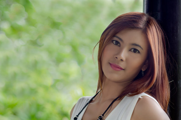 公园里一个年轻漂亮的红发女人图片下载