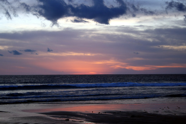 普吉岛卡伦海滩的日落图片下载