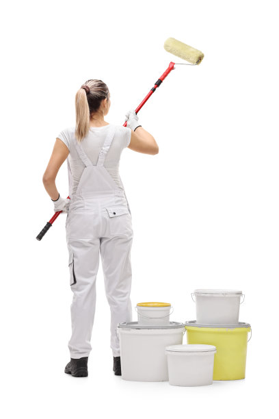 女画家正在用油漆滚筒作画图片下载