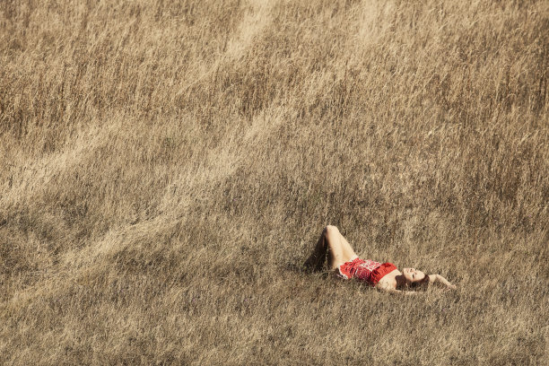 穿红衣服的女孩图片下载