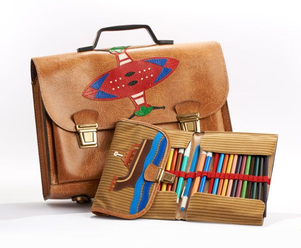 复古的书包和铅笔盒图片下载