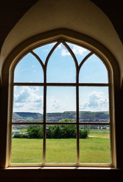 透过教堂窗户的影像图片下载