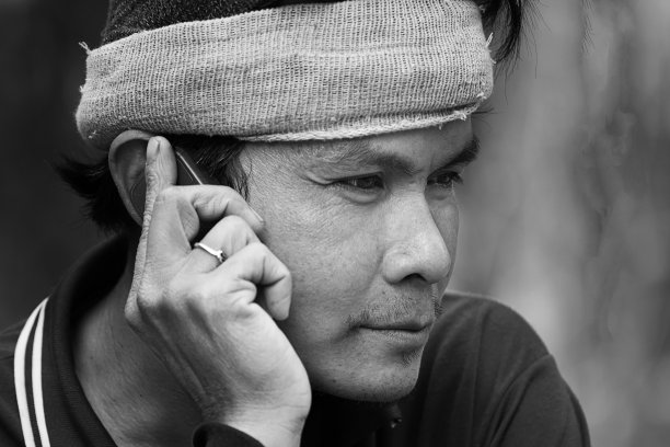 一个成熟男人打电话的照片图片下载