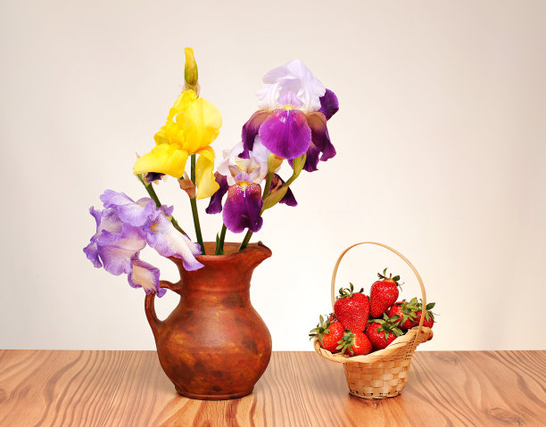 瓷瓶里的鸢尾花图片下载