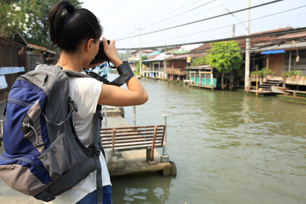 一名女游客在泰国Damonen Saduak水上市场拍照图片下载