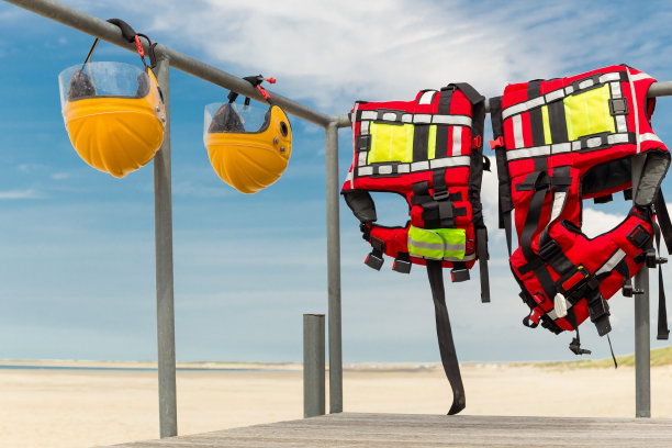 安全帽和救生衣挂在栏杆上图片下载