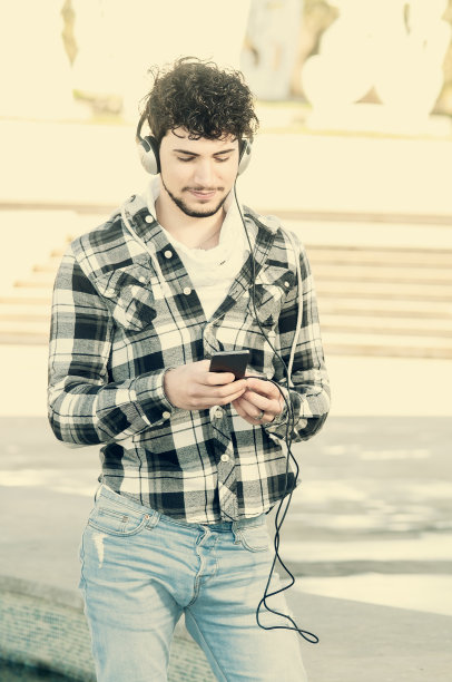 一个拿着智能手机走在街上的人图片下载